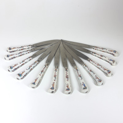 Suite de douze couteaux à manches en porcelaine de Mennecy - XVIIIe siècle