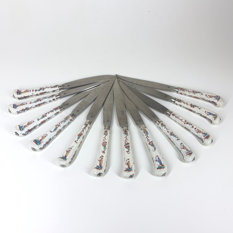 Suite de douze couteaux à manches en porcelaine de Mennecy - XVIIIe siècle