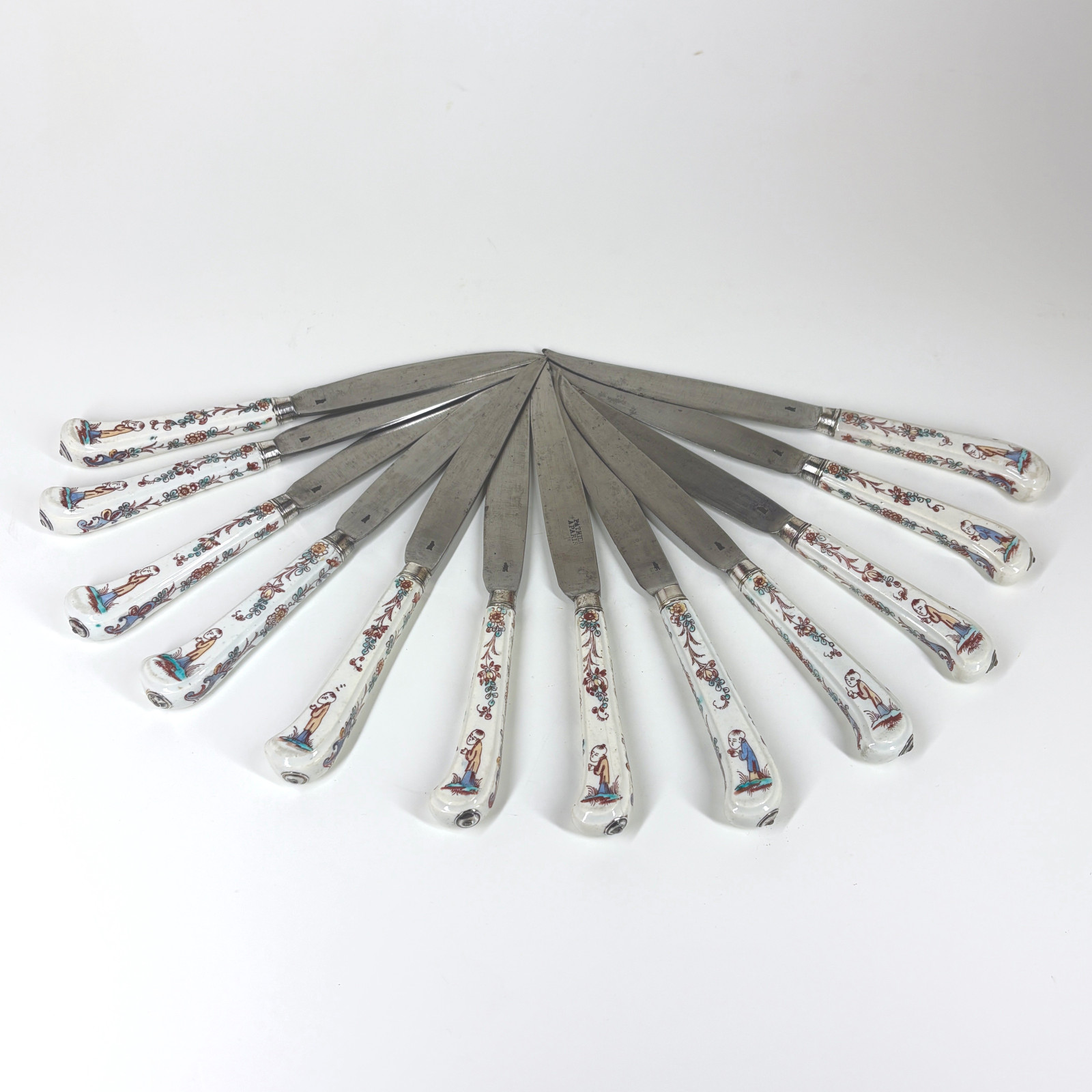 Suite de douze couteaux à manches en porcelaine de Mennecy - XVIIIe siècle