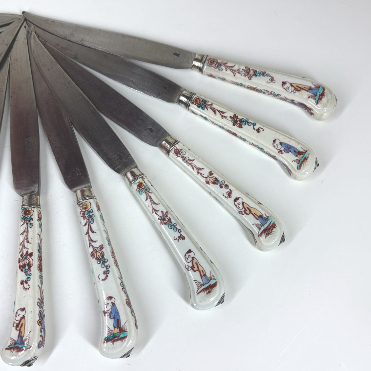 Suite de douze couteaux à manches en porcelaine de Mennecy - XVIIIe siècle