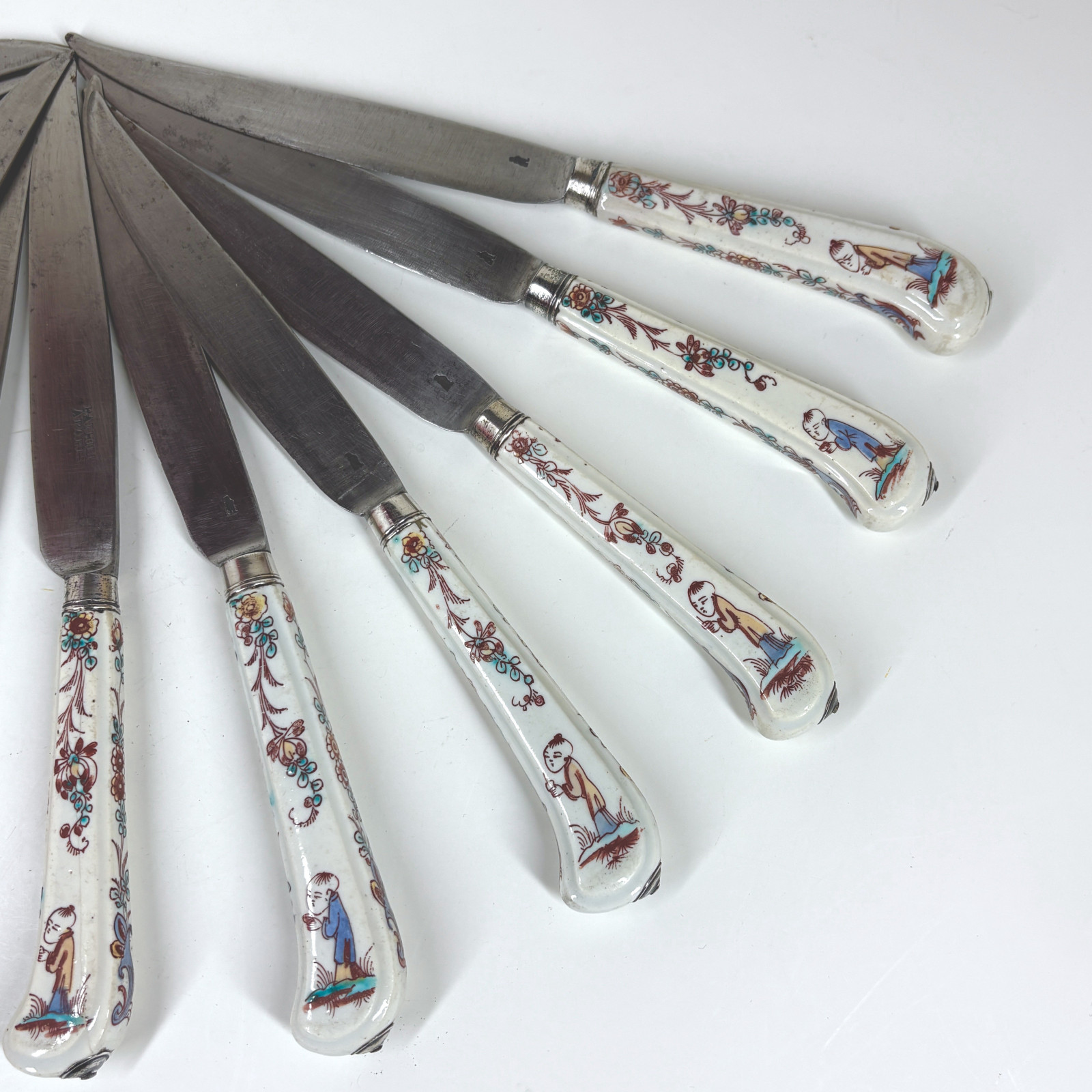 Suite de douze couteaux à manches en porcelaine de Mennecy - XVIIIe siècle