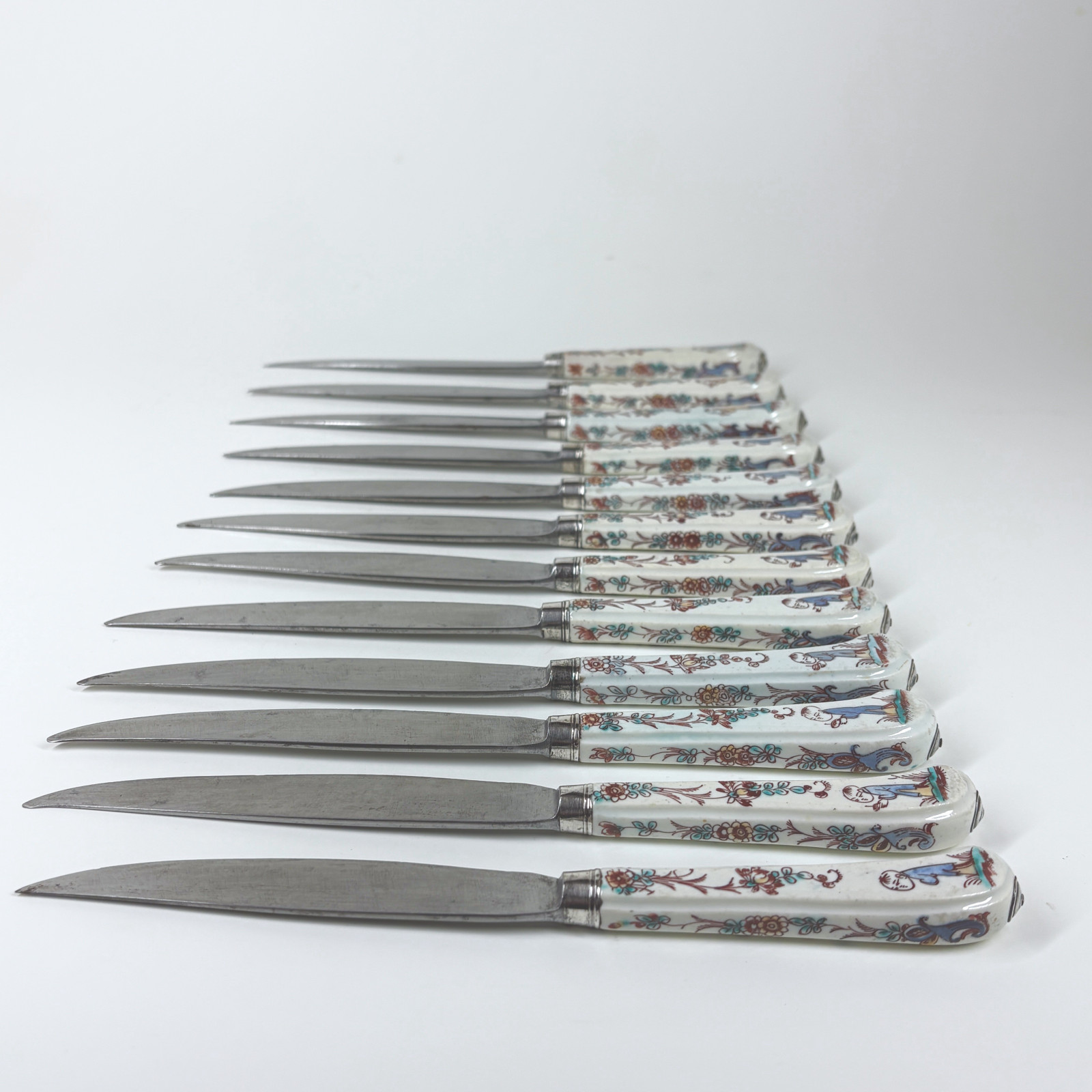 Suite de douze couteaux à manches en porcelaine de Mennecy - XVIIIe siècle