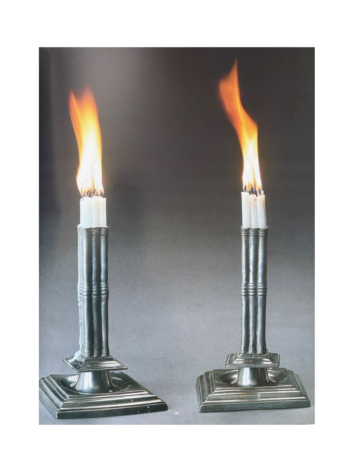 Rare paire de flambeaux dit « À la financière » en faïence de Nevers - Milieu du XVIIe siècle