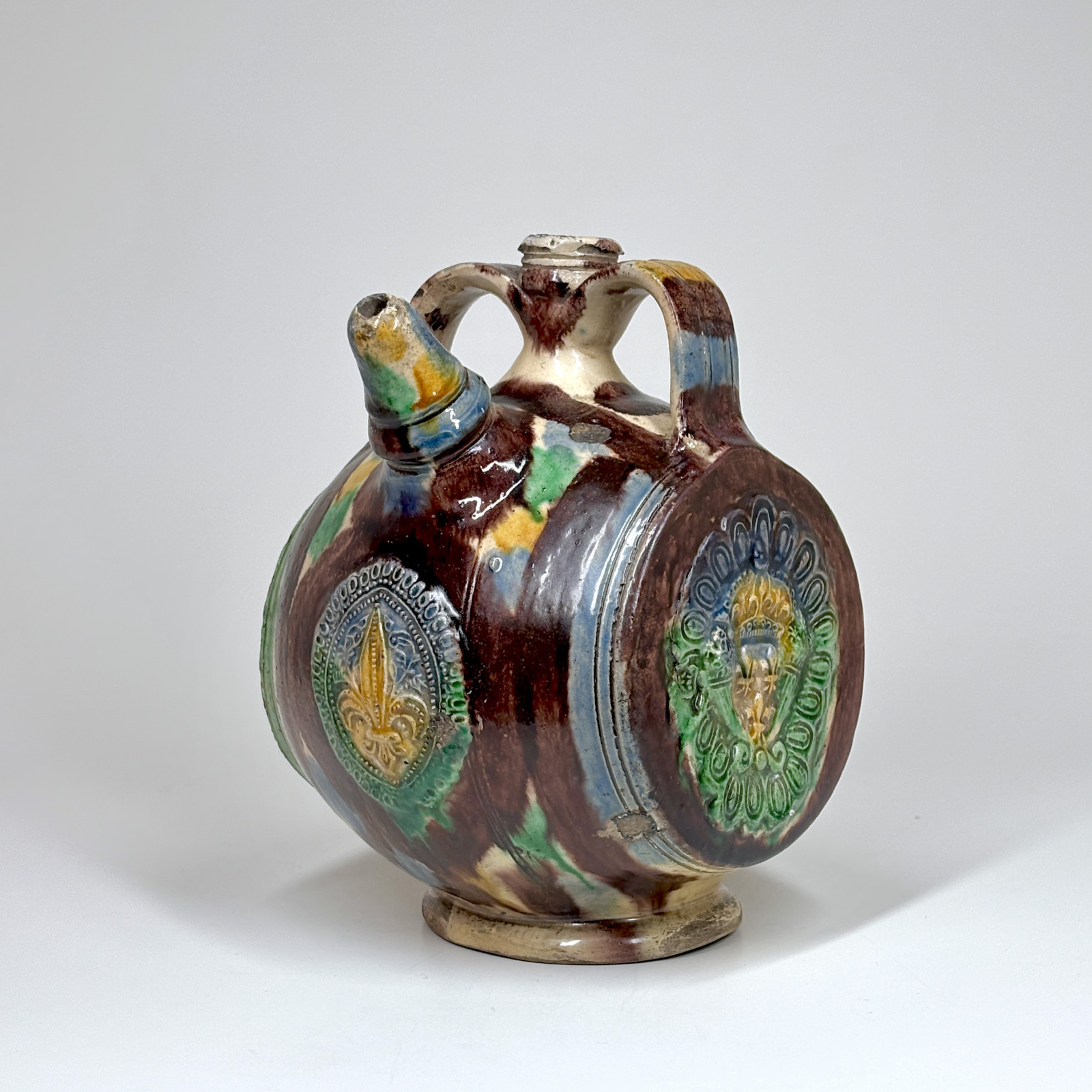 Glazed earthenware barrel from Saintonge bearing the coat of arms of France - Sixteenth century