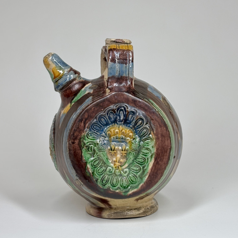 Glazed earthenware barrel from Saintonge bearing the coat of arms of France - Sixteenth century