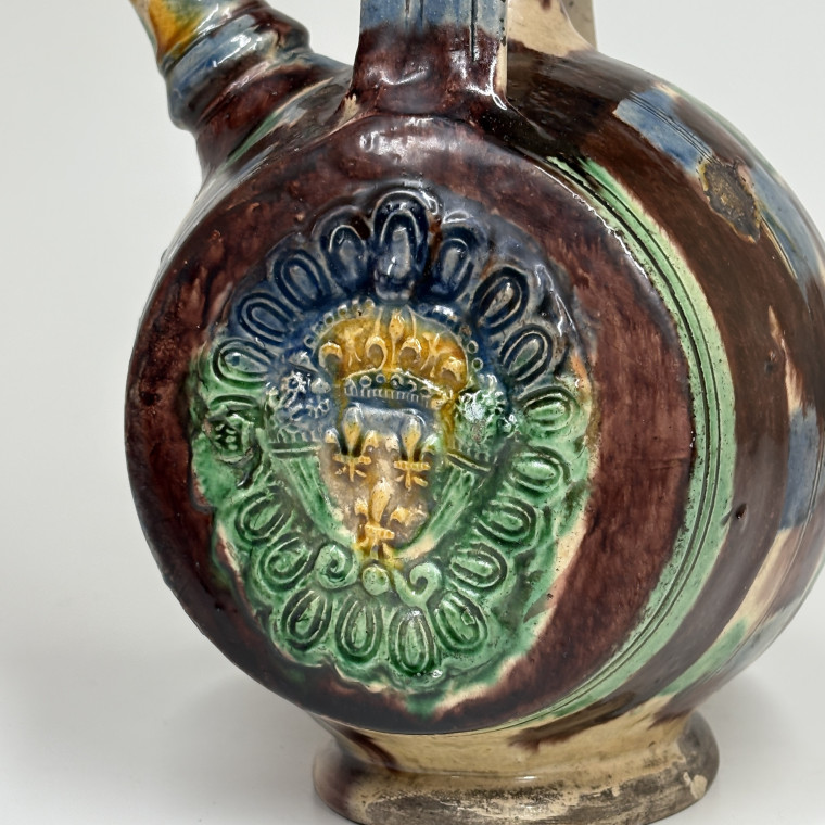 Glazed earthenware barrel from Saintonge bearing the coat of arms of France - Sixteenth century
