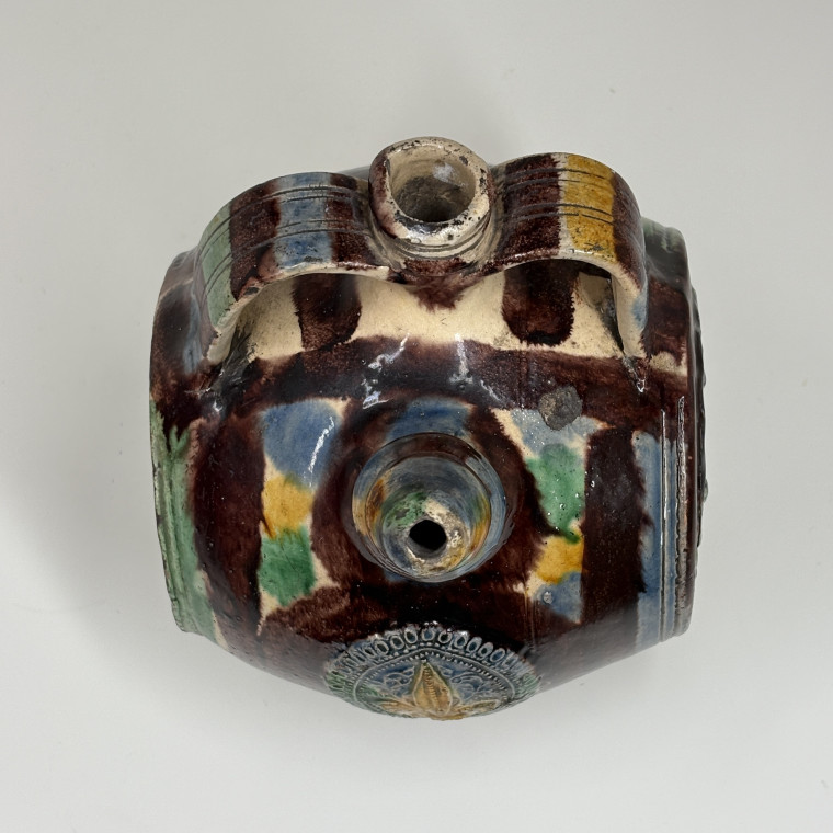 Glazed earthenware barrel from Saintonge bearing the coat of arms of France - Sixteenth century