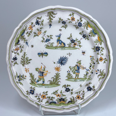 Assiette en faïence de Moustiers à décor aux grotesques - XVIIIe siècle - VENDUE