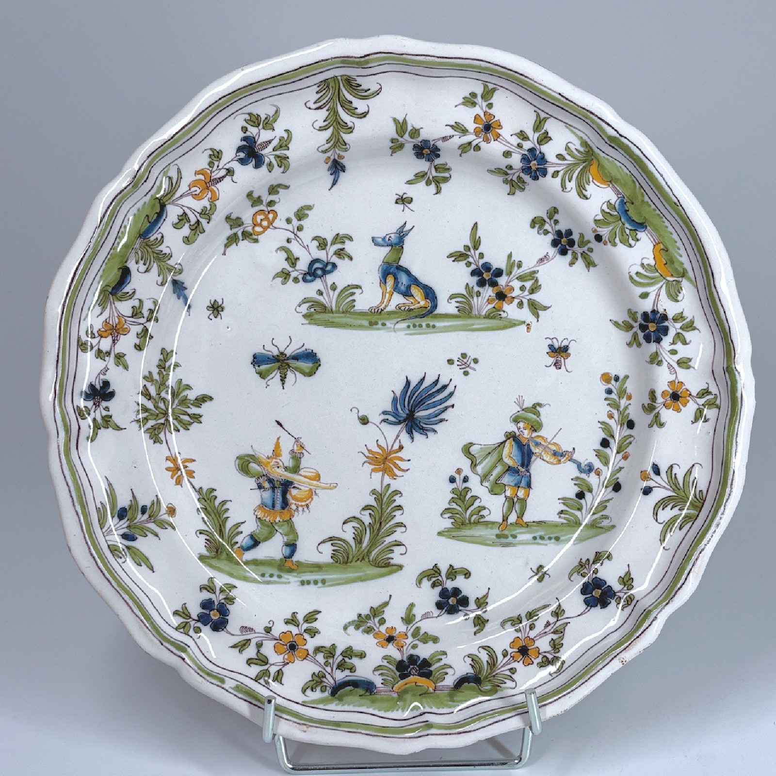 Assiette en faïence de Moustiers à décor aux grotesques - XVIIIe siècle - VENDUE