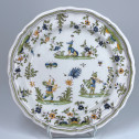 Assiette en faïence de Moustiers à décor aux grotesques - XVIIIe siècle - VENDUE