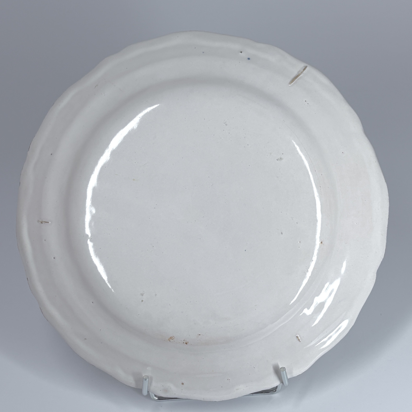 Assiette en faïence de Moustiers à décor aux grotesques - XVIIIe siècle - VENDUE