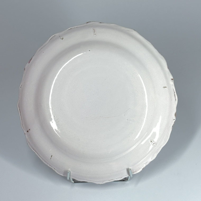 Assiette en faïence de Varages à décor d'une femme alanguie - XVIIIe siècle - VENDUE