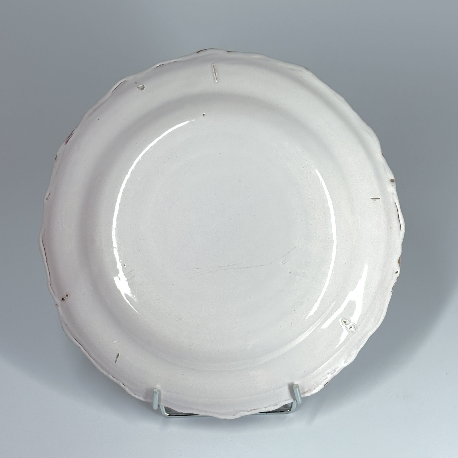 Assiette en faïence de Varages à décor d'une femme alanguie - XVIIIe siècle - VENDUE