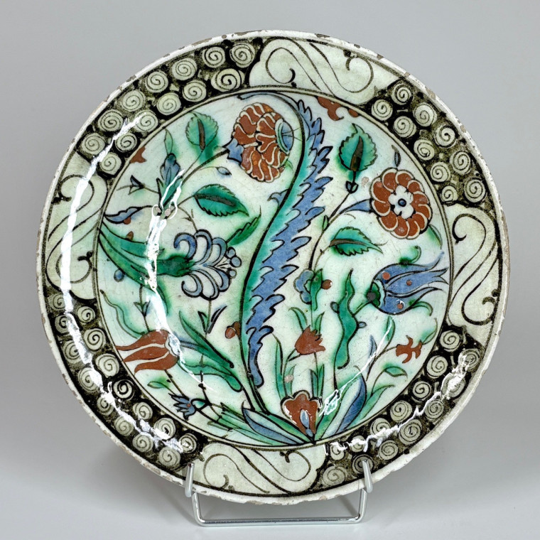 Iznik - Tabak Dish with Saz Palm - Circa 1600