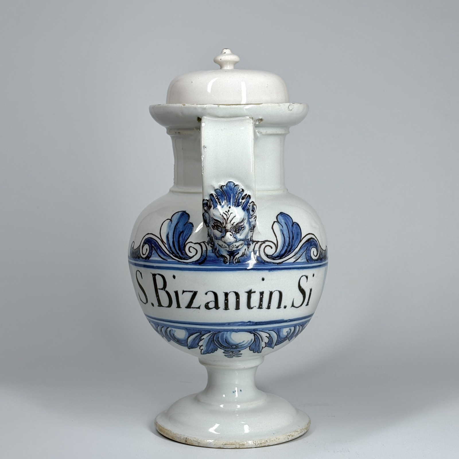 Moustiers earthenware pharmacy jars - Early eighteenth century - SOLD