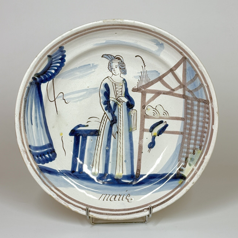 Desvres earthenware dish decorated with a woman shopping - Eighteenth century