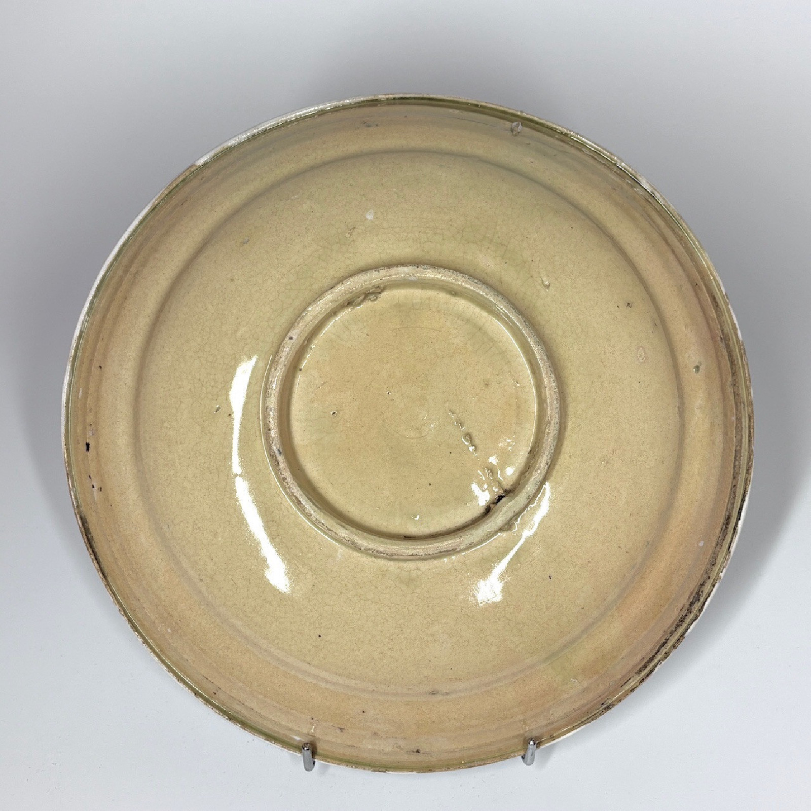Desvres earthenware dish decorated with a woman shopping - Eighteenth century