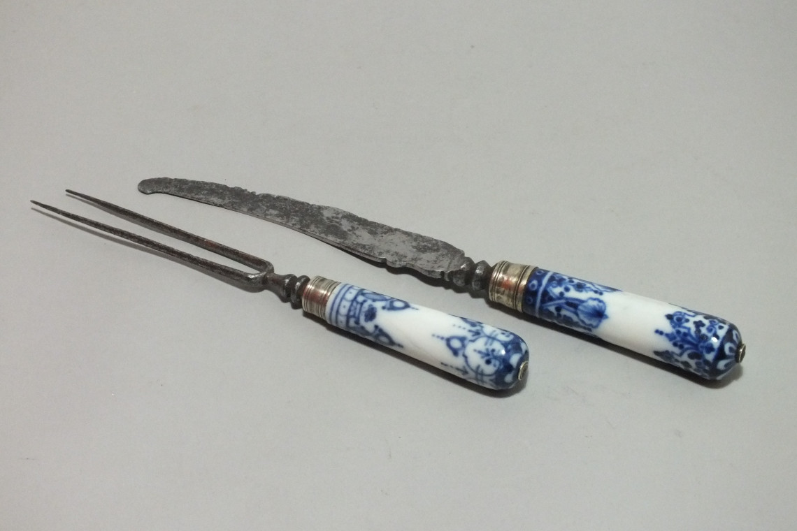 Knife and fork in soft porcelain of St. Cloud - eighteenth century