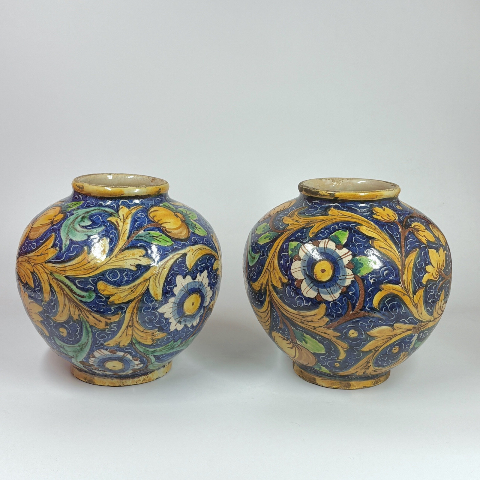 Ball-shaped majolica vase from Caltagirone in the Venetian style - 17th century - Reserved