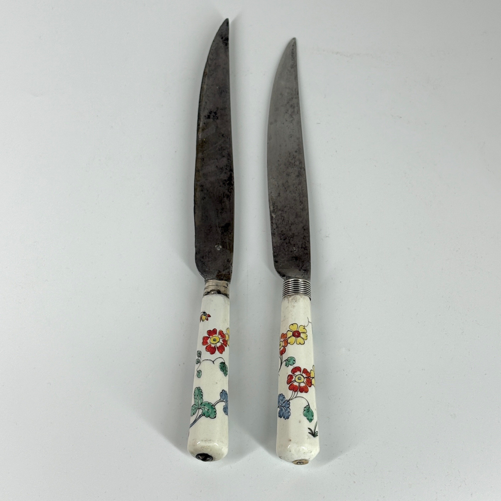 Two Chantilly porcelain knives with Kakiemon decoration - Eighteenth century