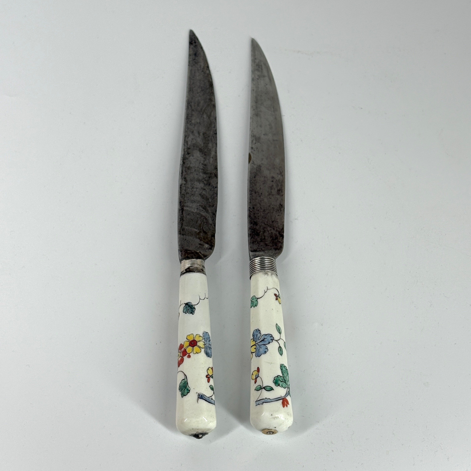 Two Chantilly porcelain knives with Kakiemon decoration - Eighteenth century