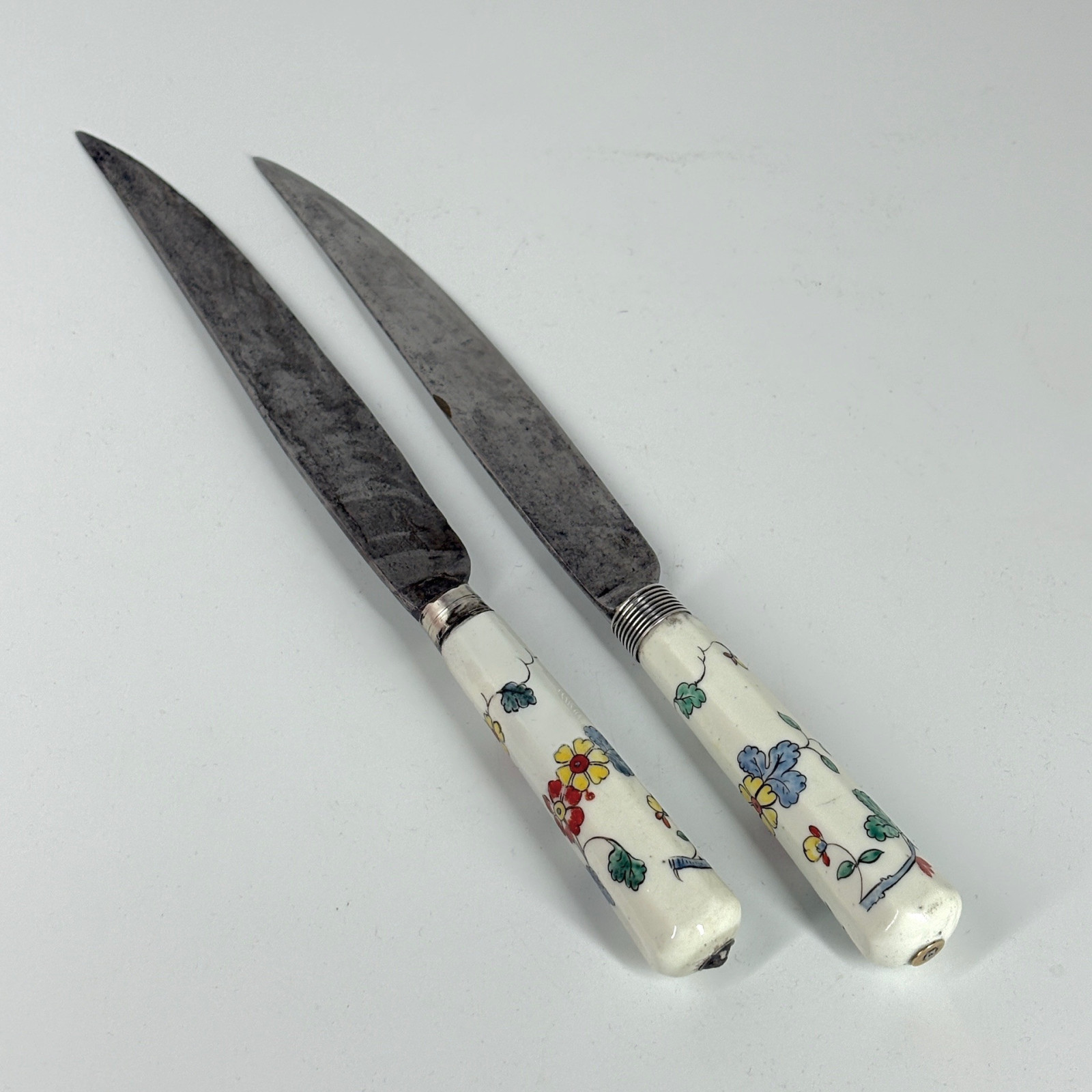 Two Chantilly porcelain knives with Kakiemon decoration - Eighteenth century
