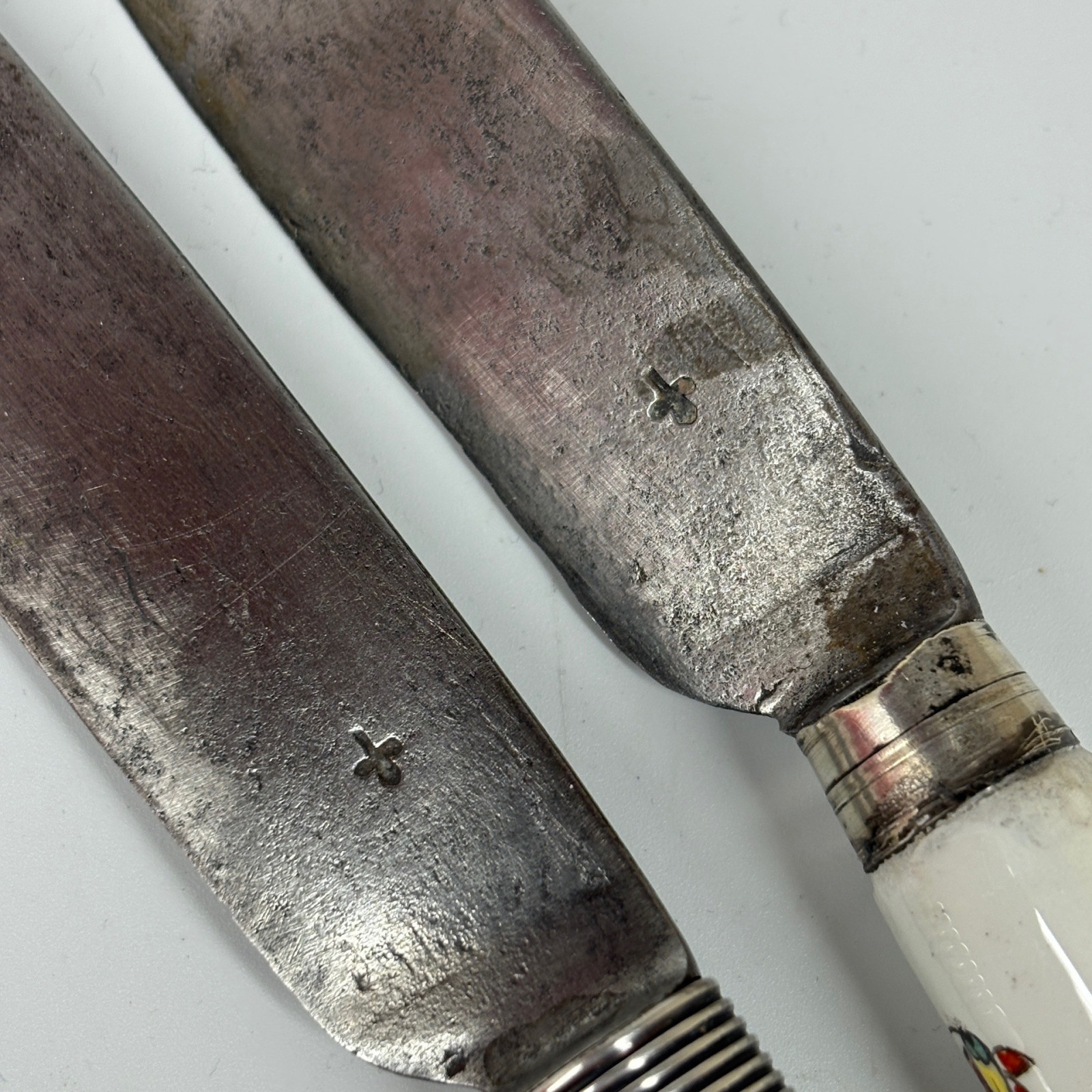 Two Chantilly porcelain knives with Kakiemon decoration - Eighteenth century