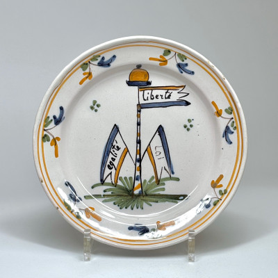 Rare assiette de Roanne à décor révolutionnaire - XVIIIe siècle