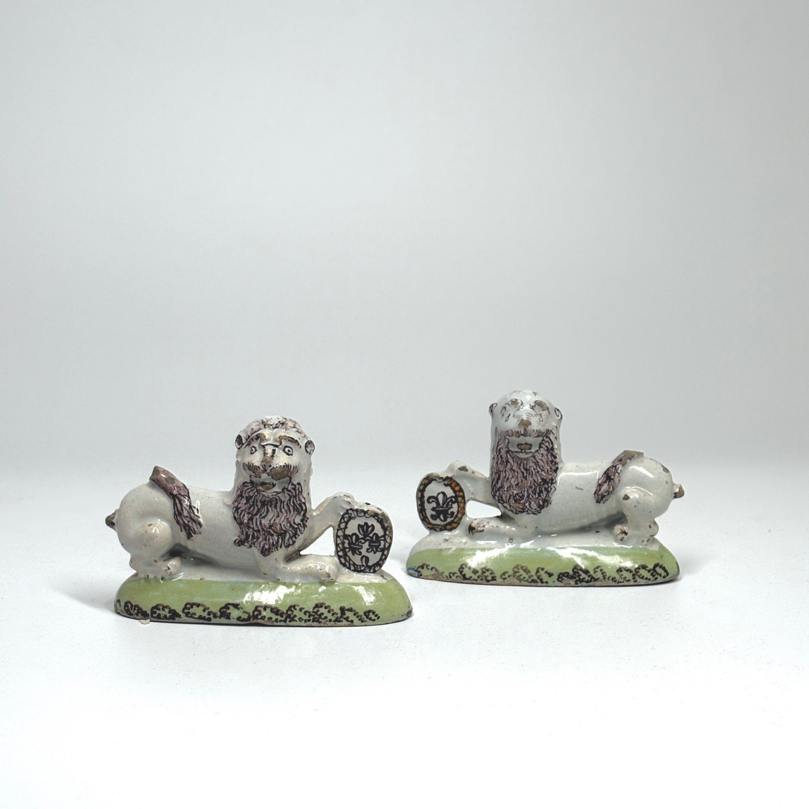 Paire de lions en faïence du nord de la France - XVIIIe siècle
