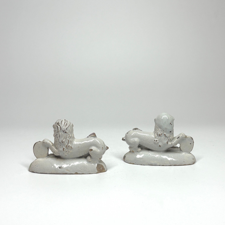 Paire de lions en faïence du nord de la France - XVIIIe siècle