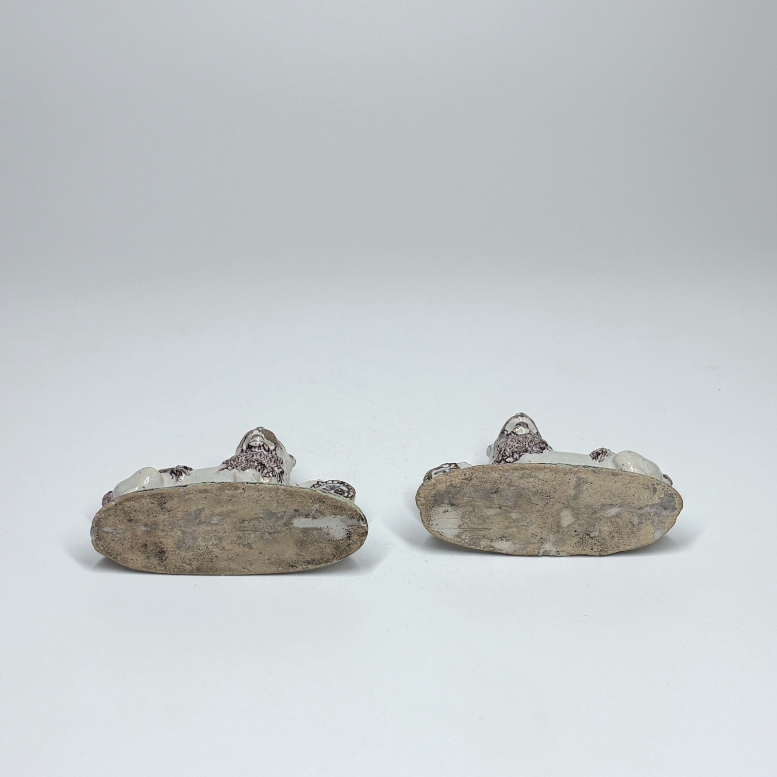 Paire de lions en faïence du nord de la France - XVIIIe siècle