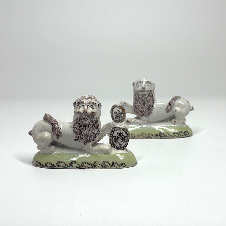 Paire de lions en faïence du nord de la France - XVIIIe siècle