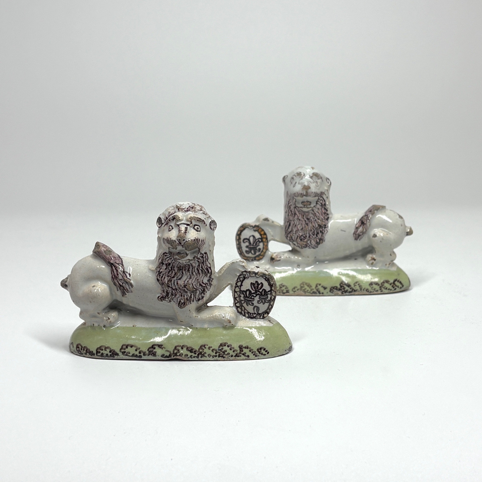 Paire de lions en faïence du nord de la France - XVIIIe siècle