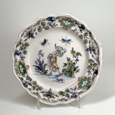 Lyon - Assiette à décor de Pantalon, personnage de la comedia d'ell arte - XVIIIe siècle - VENDU