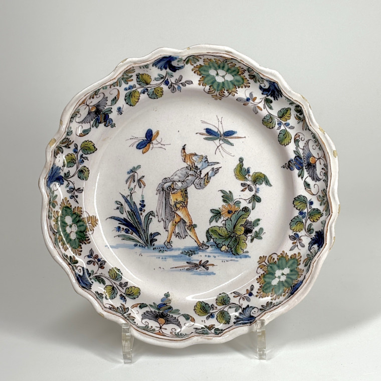 Lyon - Assiette à décor de Pantalon, personnage de la comedia d'ell arte - XVIIIe siècle - VENDU