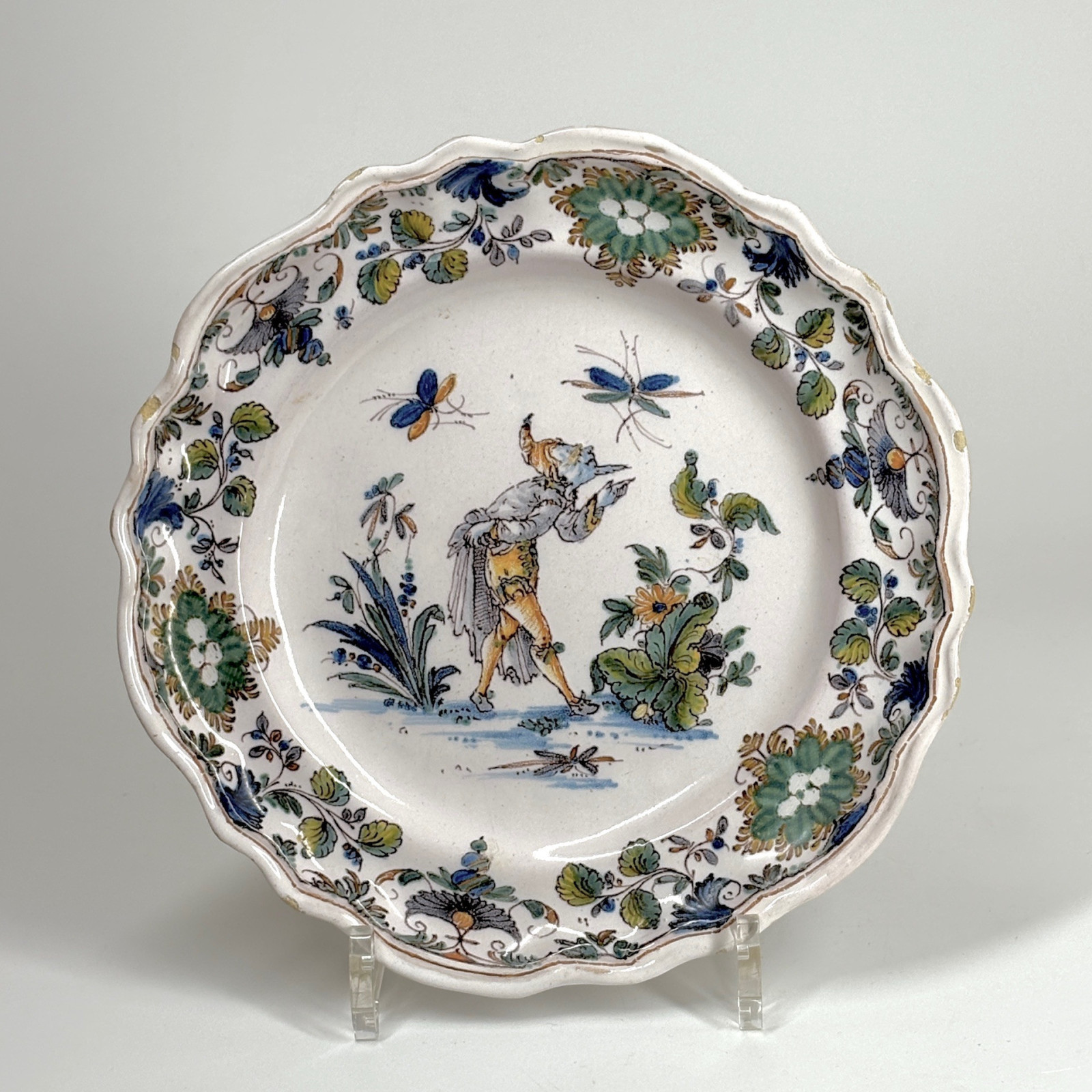 Lyon - Assiette à décor de Pantalon, personnage de la comedia d'ell arte - XVIIIe siècle - VENDU