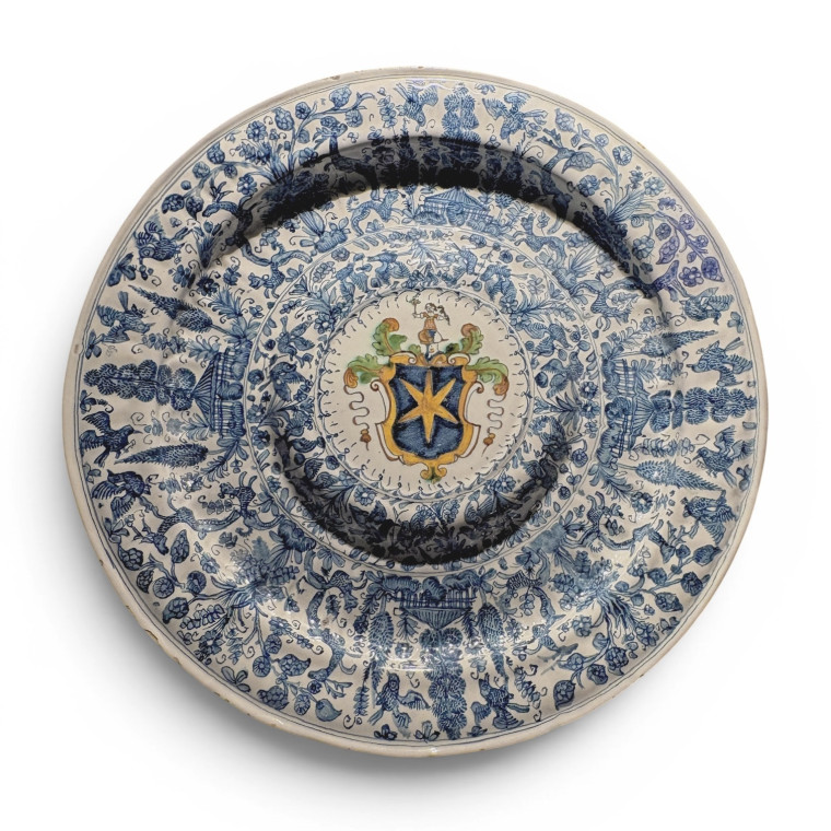 Grand plat à ombilic en faïence de Savone - XVIle siècle