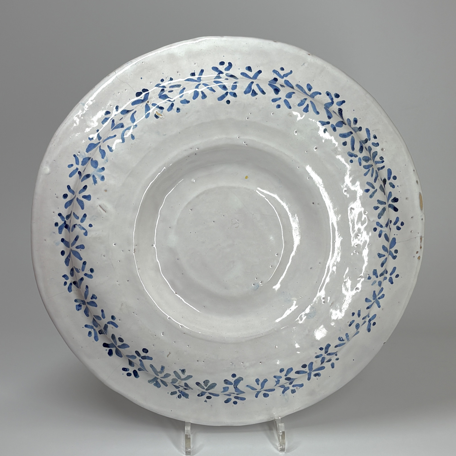 Grand plat à ombilic en faïence de Savone - XVIle siècle