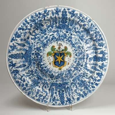 Grand plat à ombilic en faïence de Savone - XVIle siècle