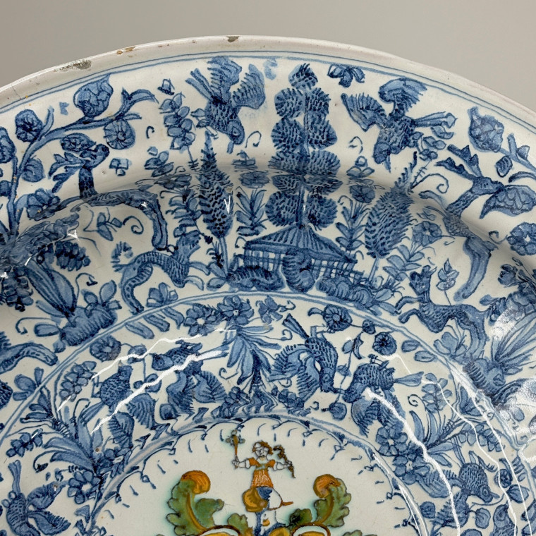 Grand plat à ombilic en faïence de Savone - XVIle siècle