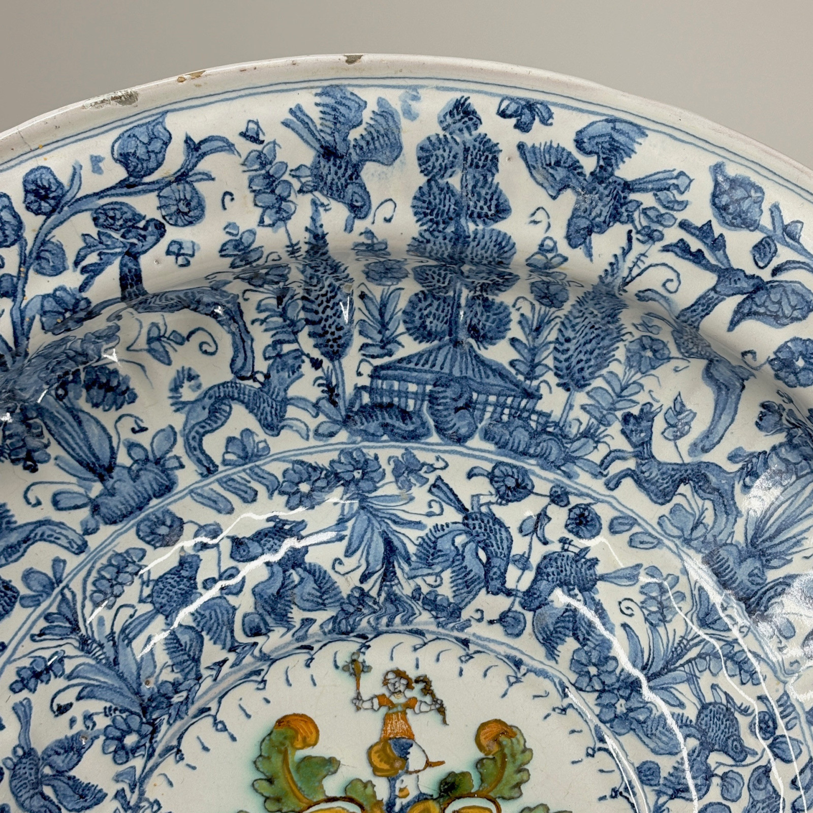 Grand plat à ombilic en faïence de Savone - XVIle siècle