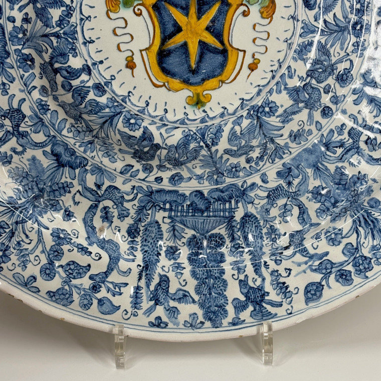 Grand plat à ombilic en faïence de Savone - XVIle siècle