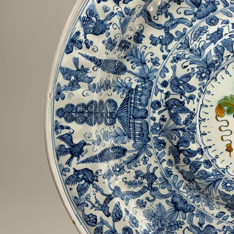 Grand plat à ombilic en faïence de Savone - XVIle siècle
