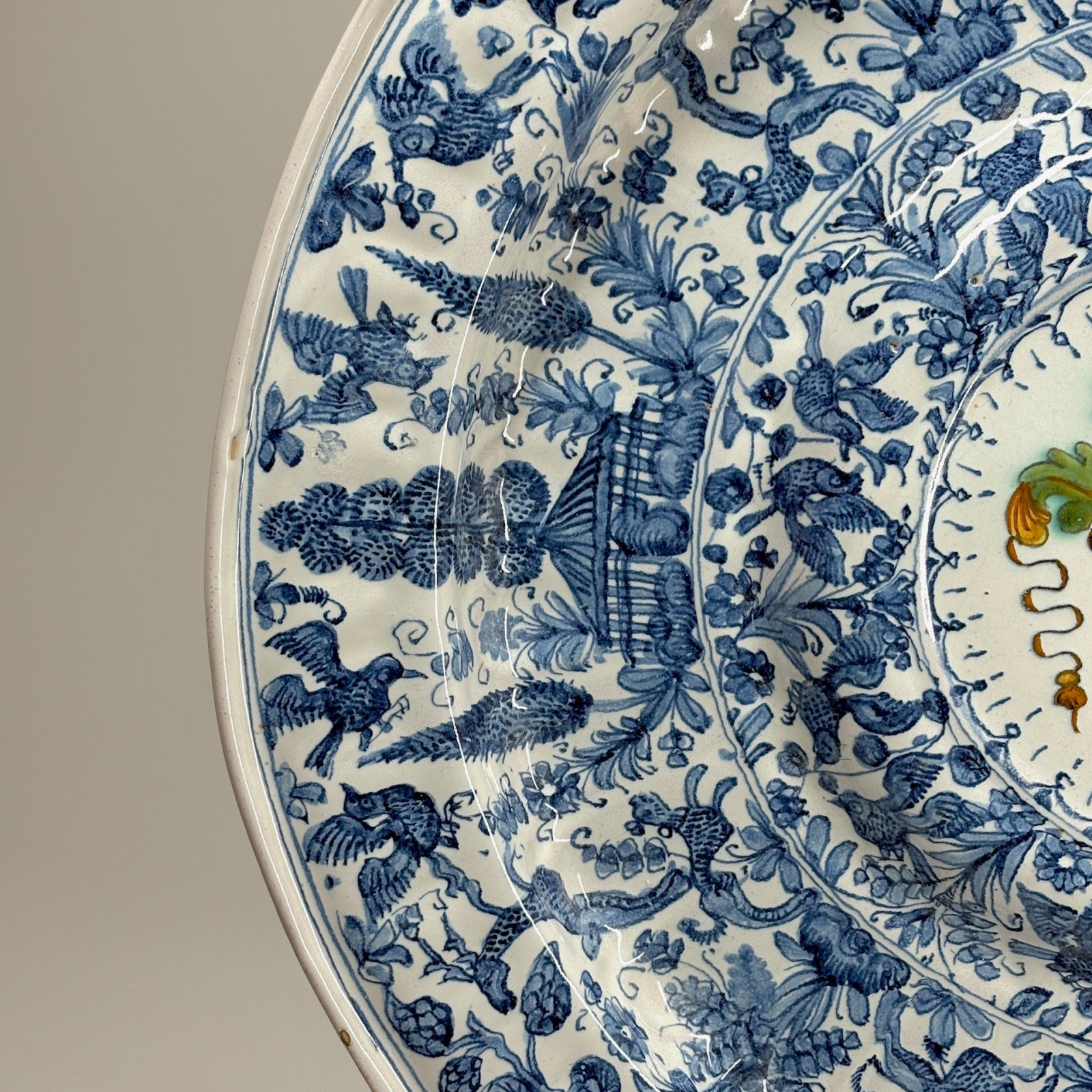Grand plat à ombilic en faïence de Savone - XVIle siècle