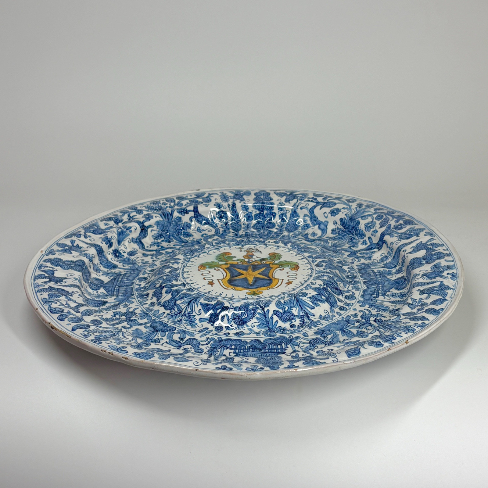 Grand plat à ombilic en faïence de Savone - XVIle siècle