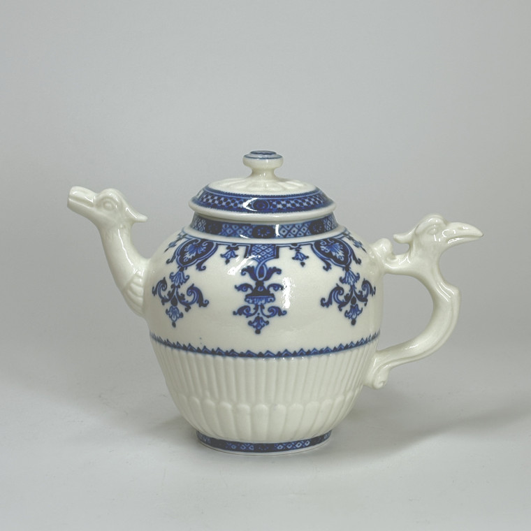 Saint-Cloud soft-paste porcelain teapot – Circa 1710–1720