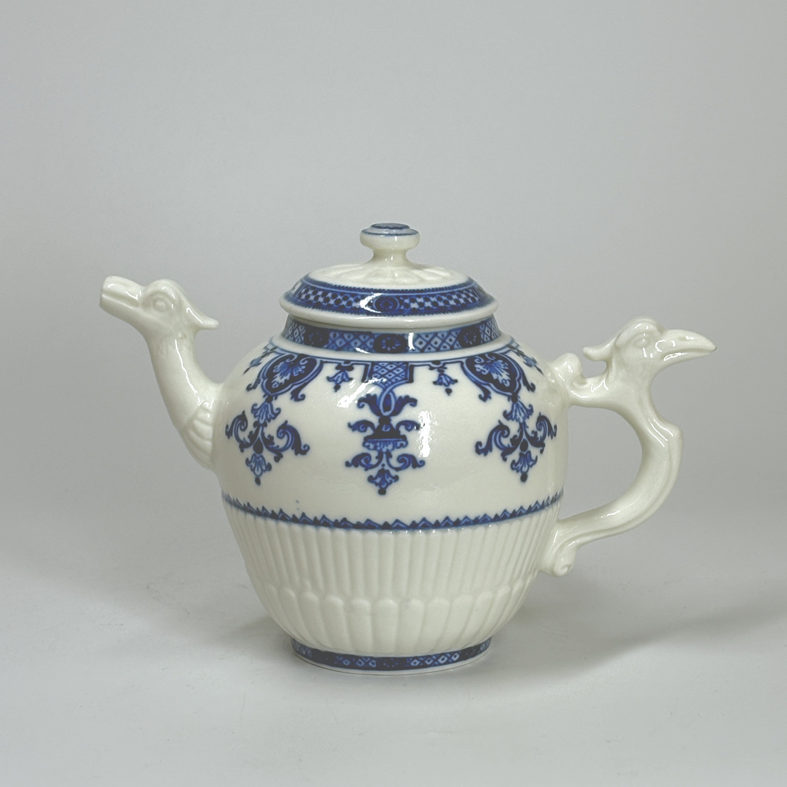 Saint-Cloud soft-paste porcelain teapot – Circa 1710–1720