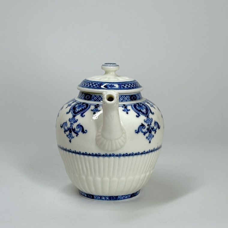 Saint-Cloud soft-paste porcelain teapot – Circa 1710–1720