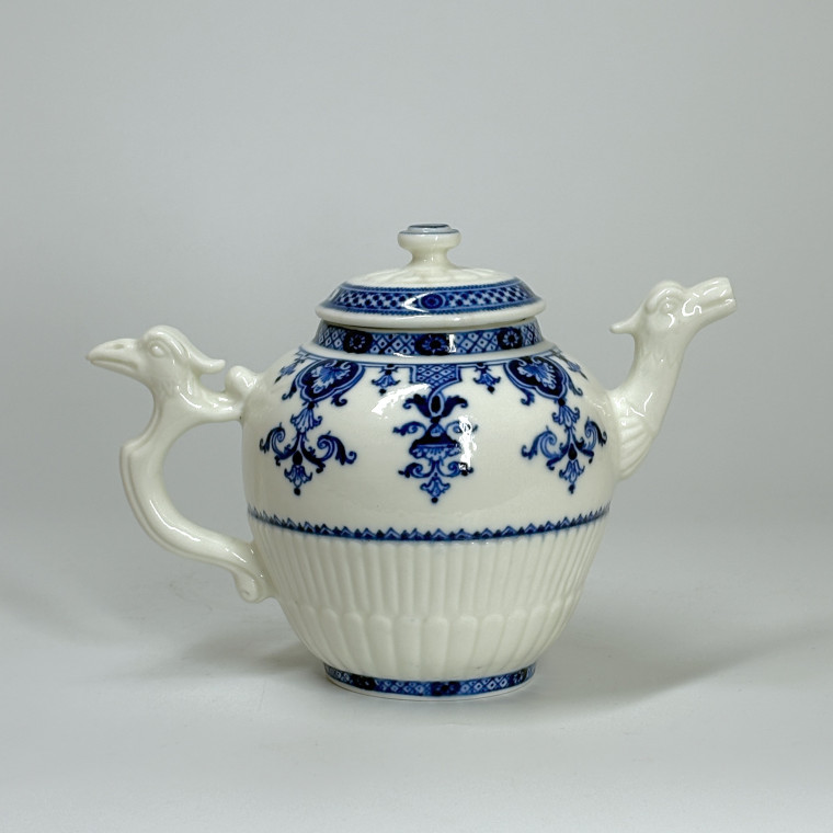 Saint-Cloud soft-paste porcelain teapot – Circa 1710–1720