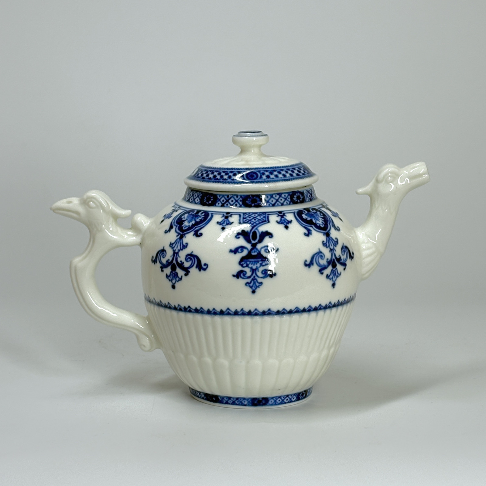 Saint-Cloud soft-paste porcelain teapot – Circa 1710–1720